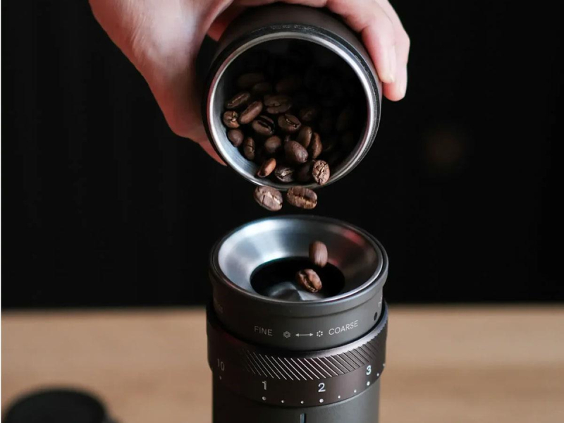 Outin Przenośny młynek do kawy FinoCoffee Brązowy