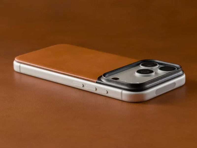 Nomad Magnetic Leather Back iPhone 18 Pro / 17 Pro MagSafe (saddle)