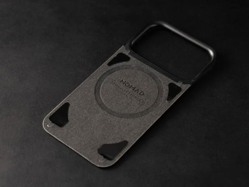 Nomad Magnetic Leather Back iPhone 18 Pro / 17 Pro MagSafe (black)