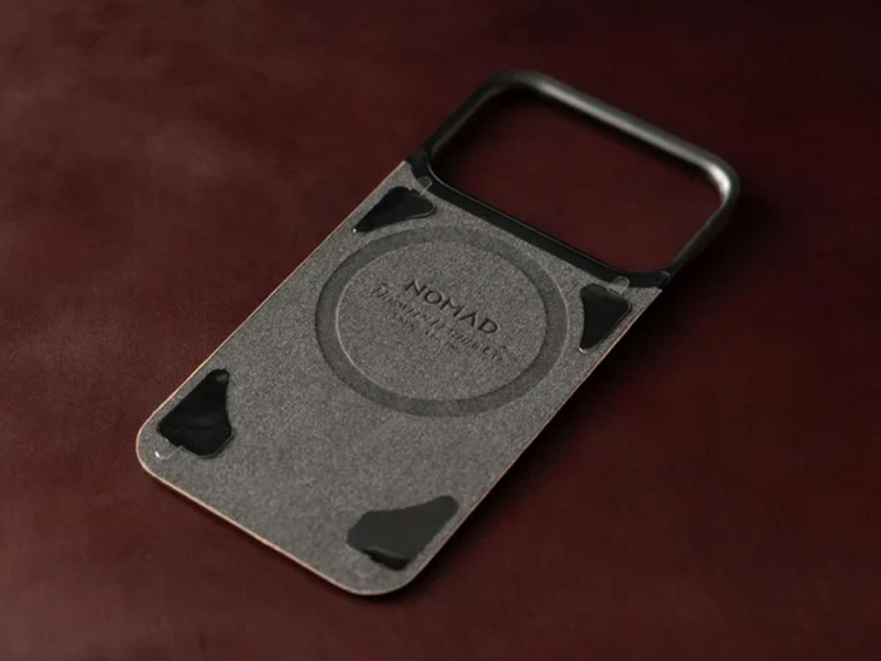 Nomad Magnetic Leather Back iPhone 18 Pro Max / 17 Pro Max MagSafe