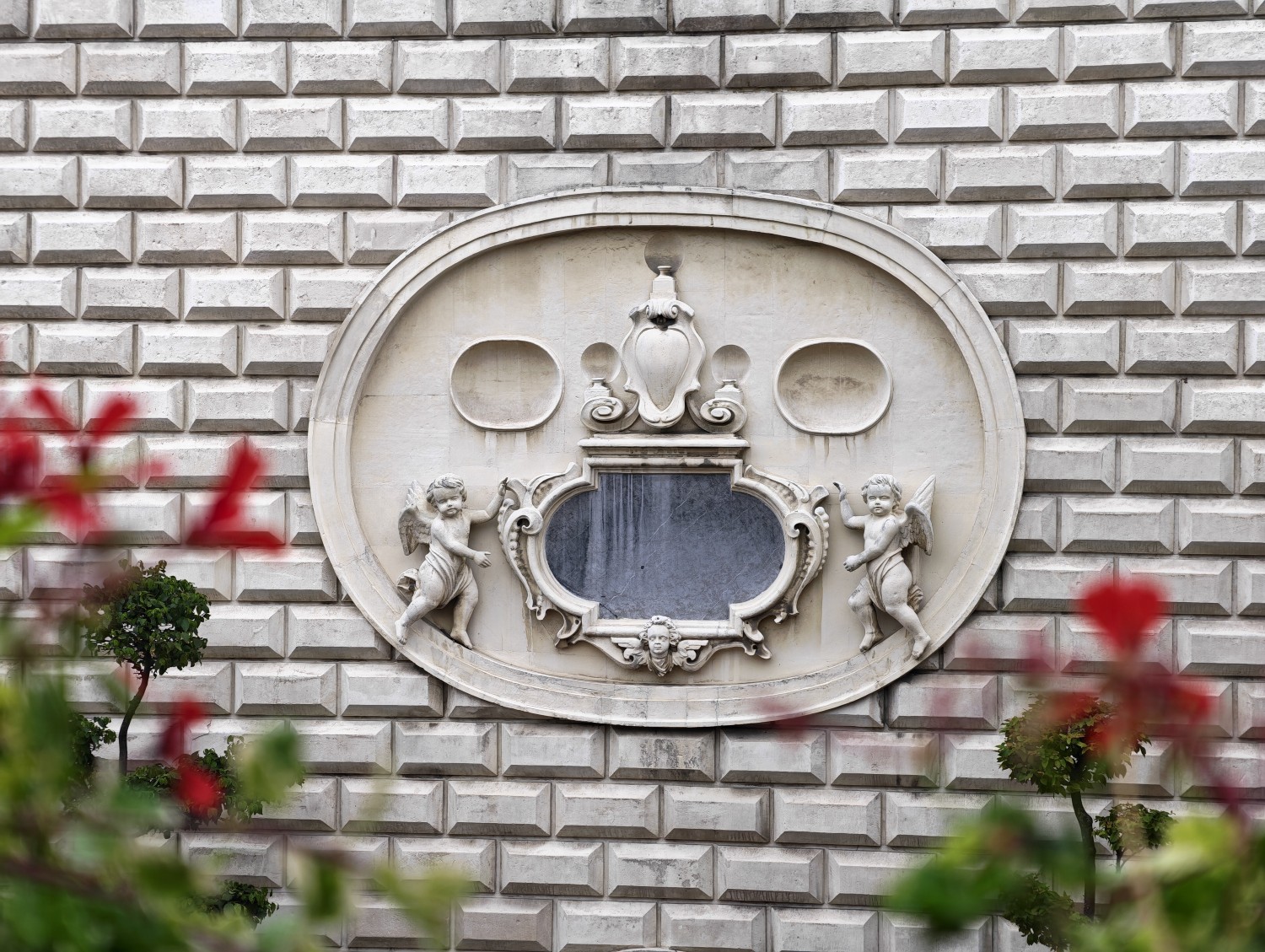 Detal architektury z teleobiektywu HONOR Magic8 Pro przy ogniskowej 85 mm