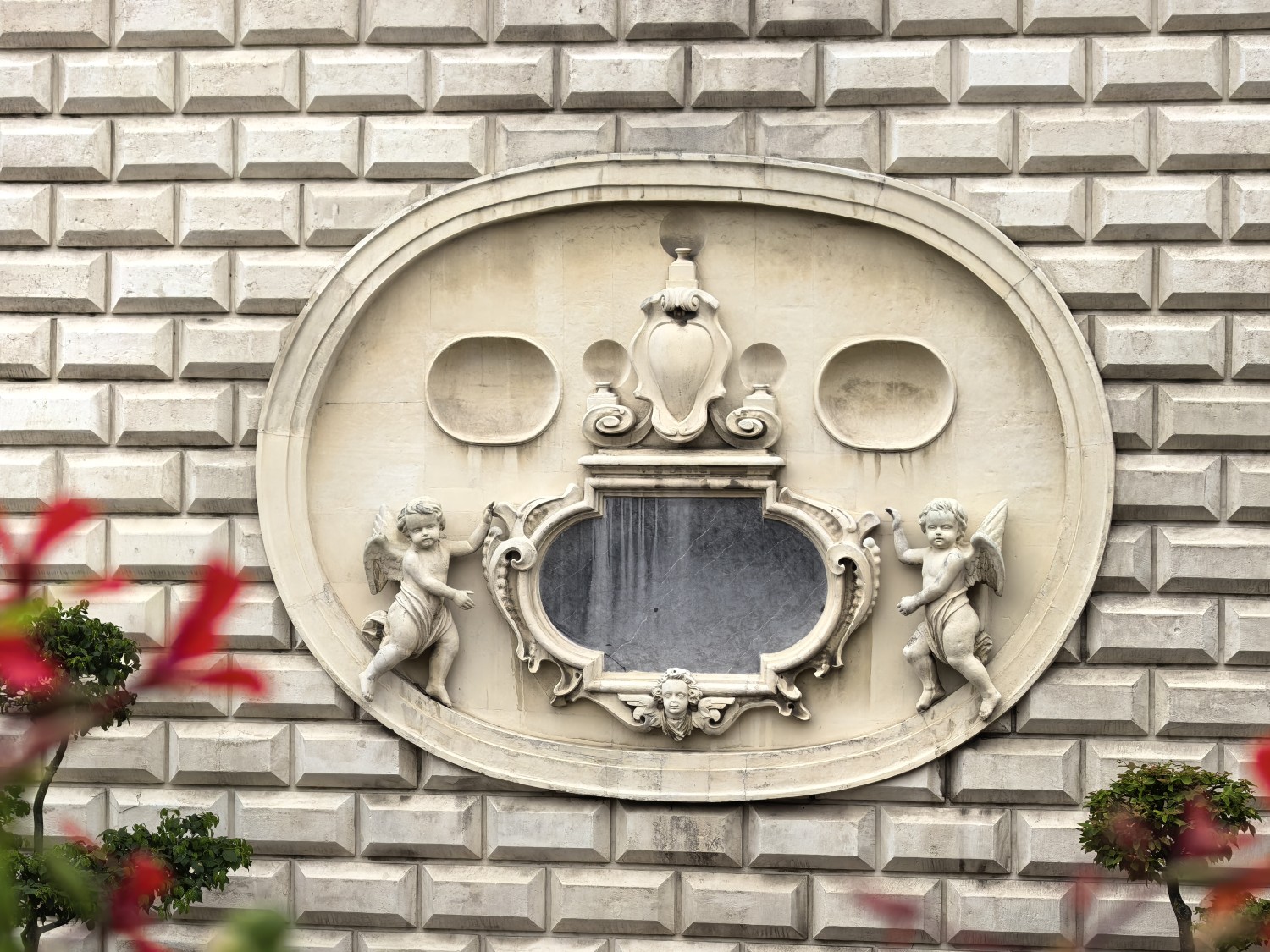 Detal architektury z teleobiektywu Huawei Pura 80 Pro przy ogniskowej 96 mm