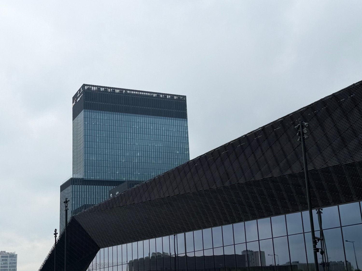 Fotografia uliczna z zoomem 2 razy Apple iPhone 17 Pro