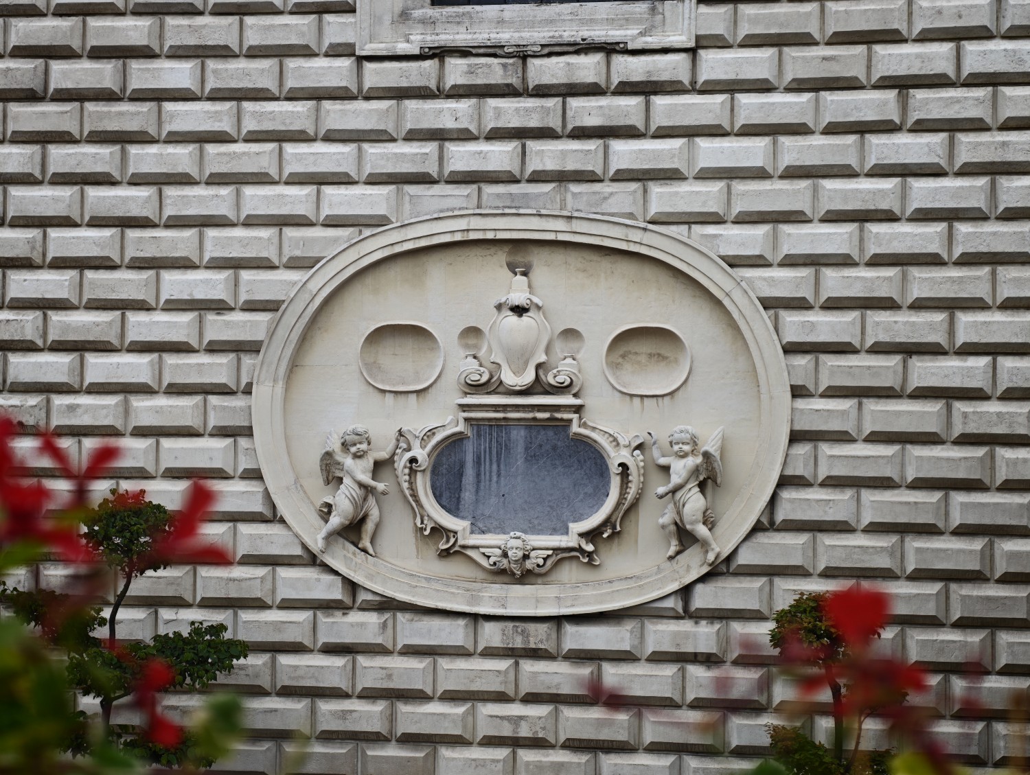 Detal architektury sfotografowany Xiaomi 17 Ultra przy ogniskowej 75 mm