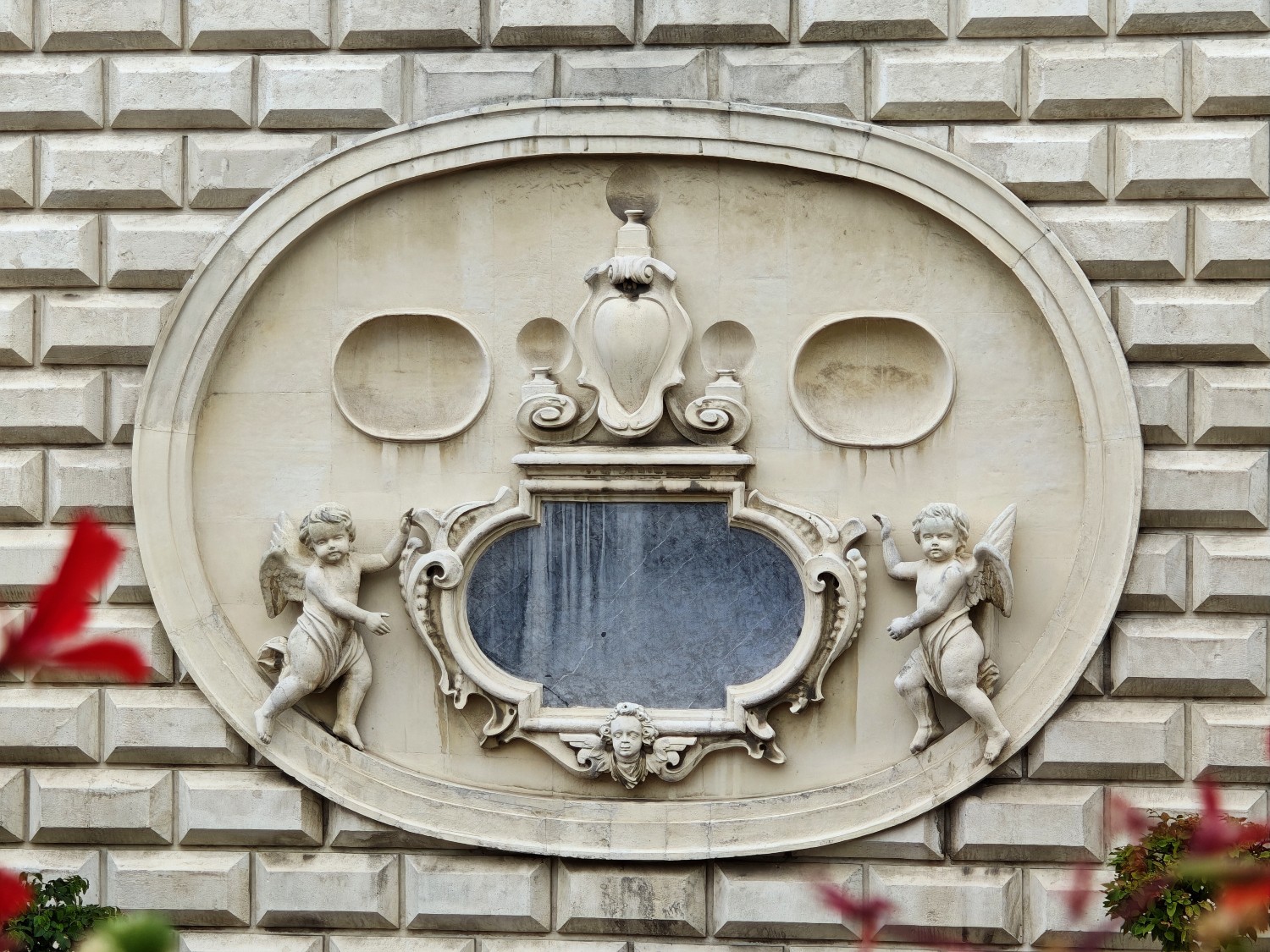 Detal architektury z Xiaomi 17 przy ogniskowej 120 mm