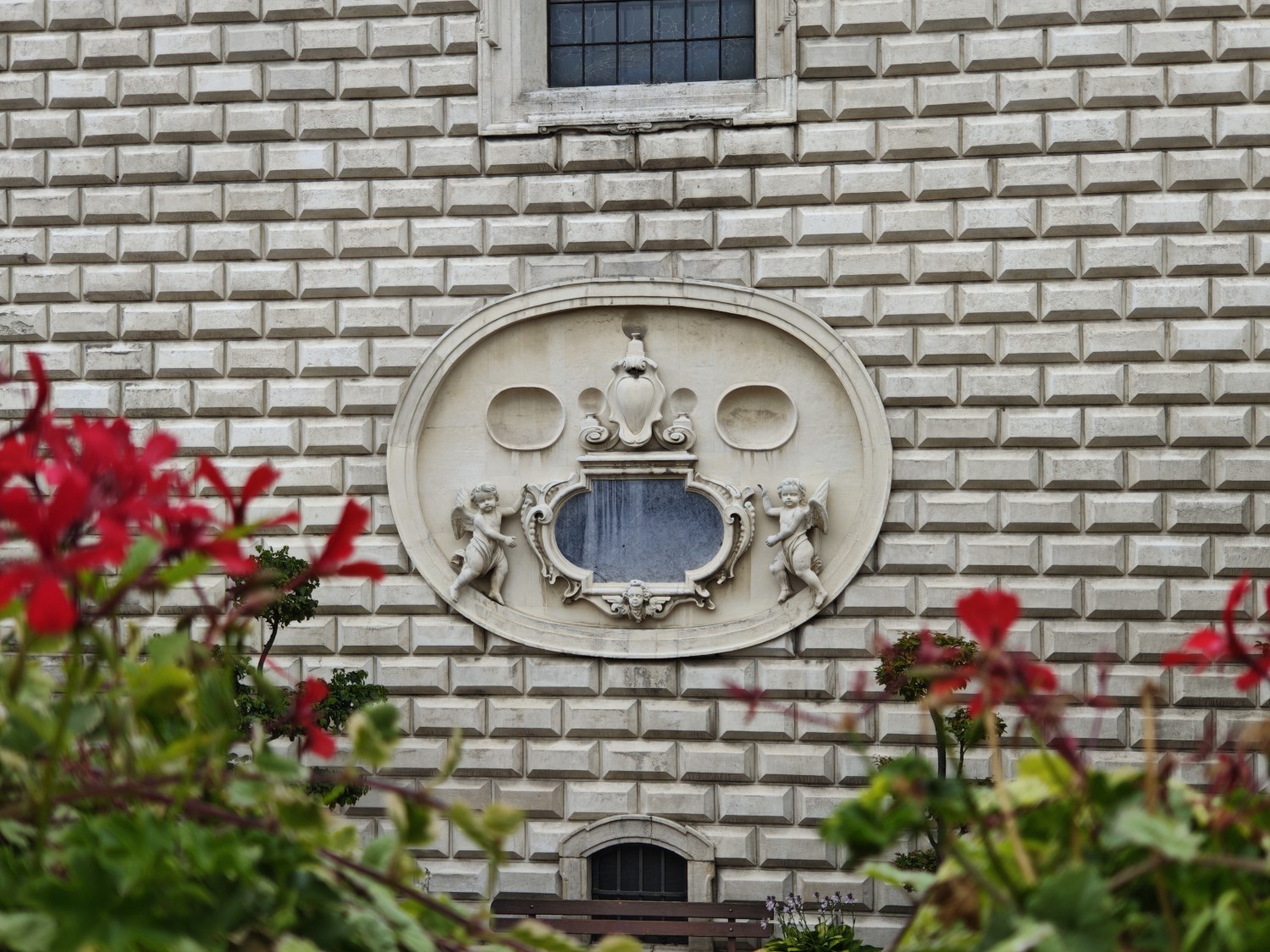 Detal architektury z teleobiektywu Xiaomi 17 przy ogniskowej 60 mm