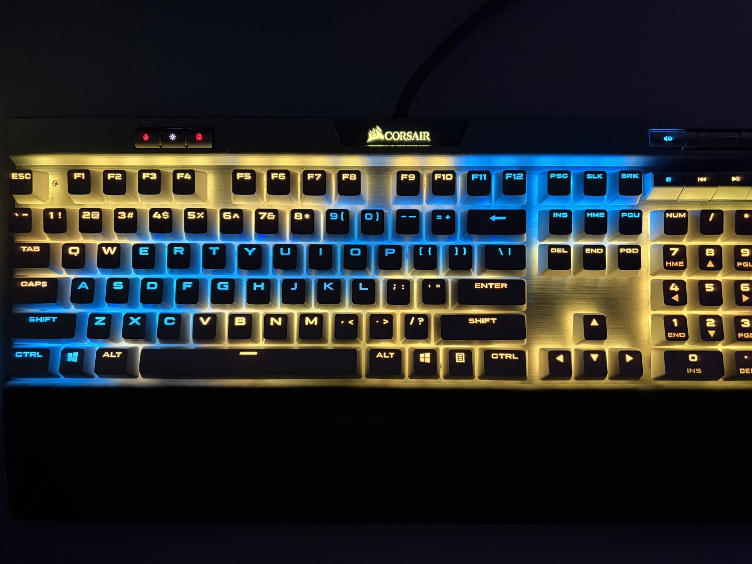 corsair k70 z podświetlenie rgb w klimatach cyberpunka