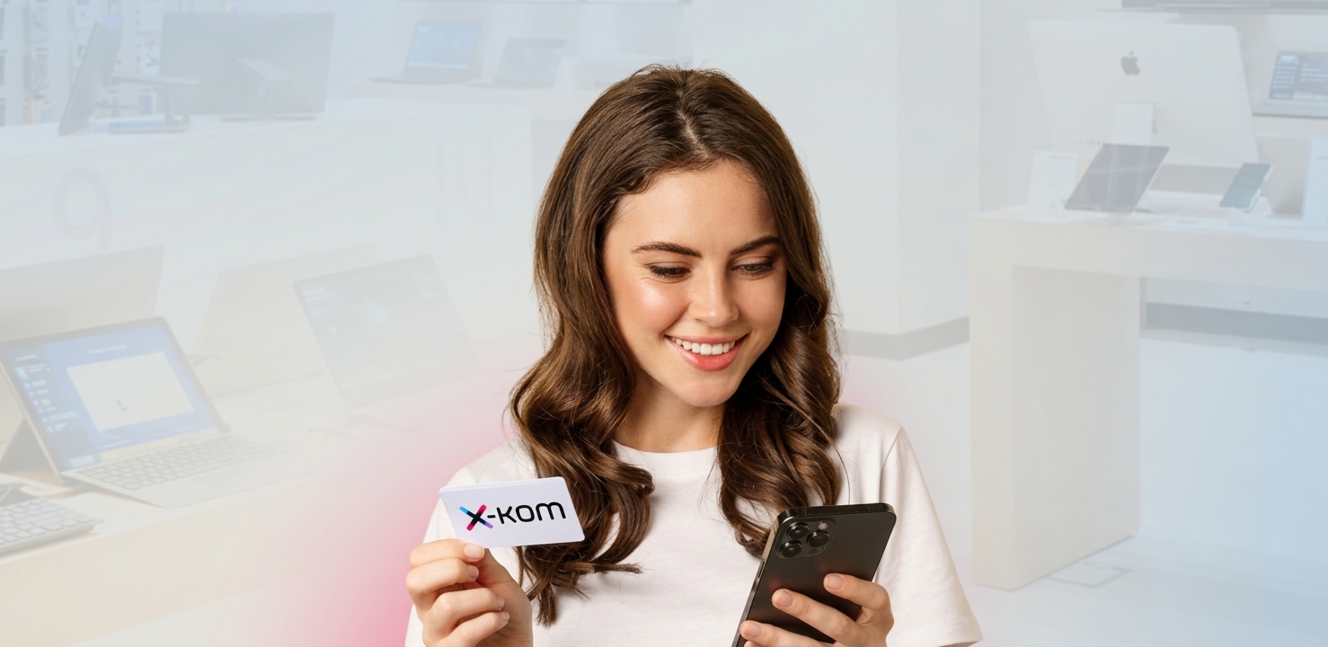 Klientka z kartą x-kom i telefonem w salonie