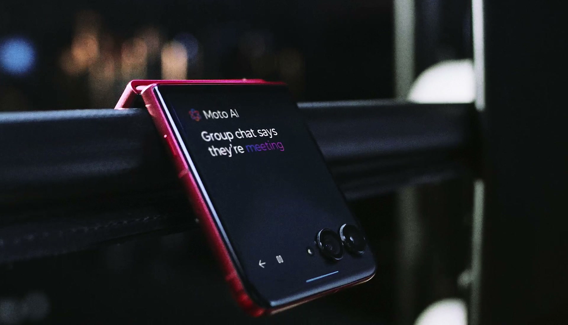 Zewnętrzny ekran telefonu z powiadomieniem Moto AI o nowej wiadomości