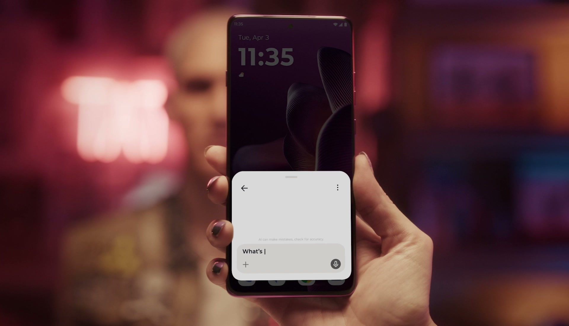 Telefon z otwartym oknem podpowiedzi AI do wyszukania zapamiętanej treści
