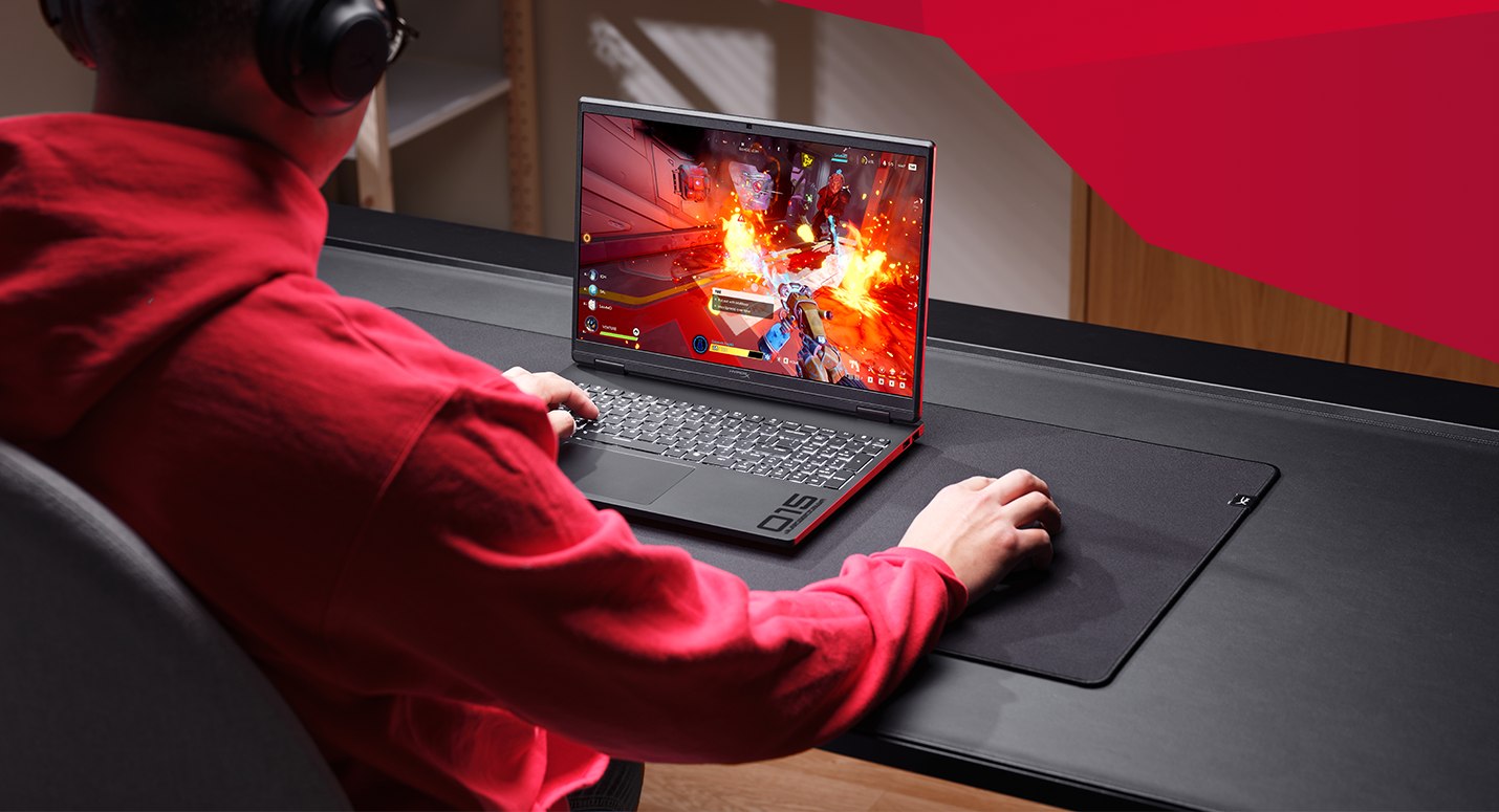 Gracz przy laptopie HyperX OMEN