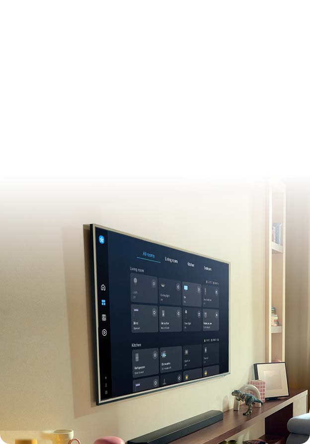 Telewizor z włączoną funkcją Smart Hub w wyciemnionym salonie.