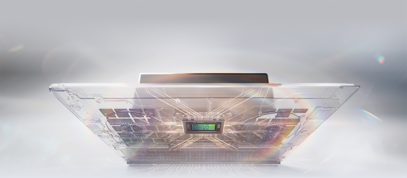 Komputer NVIDIA RTX Spark z odsłoniętym wnętrzem na biurku obok monitora i klawiatury